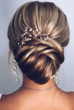 Want your hairstyle to be the hottest? Whether you want to add more edge or elegance – Updo hairstyles can easily make you look sassy and elegant. So... Chic Updo Hairstyles, Updo Hairstyles For Wedding, Chic Updo, Easy Updos For Medium Hair, Hairstyles For Wedding, Bridal Hair Updo, Elegant Wedding Hair, Up Dos For Medium Hair, All Hairstyles