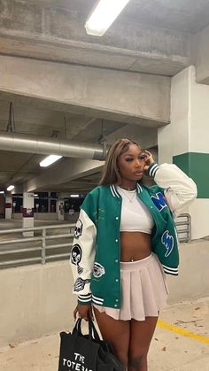 Letterman Outfit, Letterman Jacket Outfit, Varsity Jacket Outfit, Simple Fashion Outfits, Homecoming Outfits, Jacket Outfit, Letterman Jacket, Hoodie Outfit, Sporty Chic