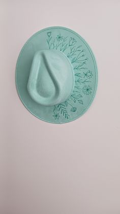 🔴 Note: Please pay attention to the size of the hat before  This is a stiff wide brim western hat in a pretty teal color. The wildflower design is on the top of the brim, and under the brim. All hats are burned by hand by me and each design is unique. If you have any questions or want a custom hat feel free to reach out :) - Brim is 3 inches. - This hat is size Medium. It has an elastic band inside that fits 55cm-59cm head Circumference. -The hat is made of Vegan Suede. -hats should NOT be dry Adjustable Green Fedora For Spring, Green Western Hats For Spring, Green Western Style Hats For Spring, Green Western Hat Bands For Summer, Green Fedora For Kentucky Derby, Green Fedora With Curved Brim For Spring, Green Western Fedora For Summer, Adjustable Green Felt Hat For Summer, Green Short Brim Fedora For Spring