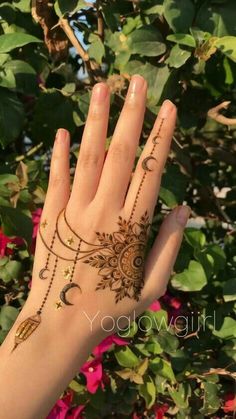 Mehndi Designs With S Letter, Mehndi Designs Aesthetic Back Hand, Henna Art Aesthetic, Aesthetic Mehendi Tattoos, Hena Cute Design, Cute Aesthetic Mehendi Designs, Girly Henna Designs, Simple Flower Design Mehndi, Mehndi Designs For Teenagers