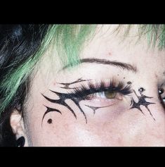 Evil Eyeliner Looks, Succubus Eyeliner, Y2k Graphic Eyeliner, Gothic Graphic Eyeliner, Cybersigilism Eyeliner, Goth Eyeliner Hooded Eyes, Simple Goth Eyeliner, Cybersigilism Makeup, Alternative Makeup Ideas