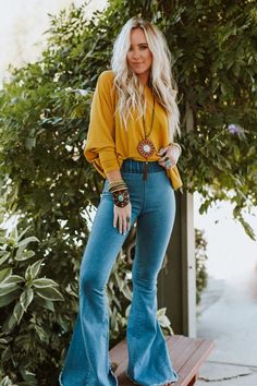 Bell Bottom Flare Jeans, Womens Bell Bottom Jeans, Bell Bottom Jeans Outfit Spring, Boho Jeans Outfit, How To Style Bell Bottoms Jeans, Bell Bottom Outfit Ideas, Bell Bottom Outfit, Bell Bottom Jeans Outfit, Look Hippie Chic