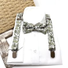 Olive Green Suspenders, Floral Bow tie, Suspender Bow tie, Wedding Floral Suspenders, Groomsmen Suspenders, Ring bearer outfit Suspender size : ■ BABY SET (6 - 18 mo): ■ BOW TIE - 3.3" inches (8.5 cm )  Pre-tied and made with adjustable white strap and white plastic clasp. ■ SUSPENDERS - adjustable from 16" to 27". Made of elastic. / Y-shape back. ■ Y-back suspenders of high quality elastic. Adjustable Clip and Elastic straps for you to adjust the length. » Small (6mp - 5 years old size) SET com Dapper Suspenders For Wedding, Fitted Suspenders For Groom Suit And Tie Accessories, Dapper Wedding Suspenders, Adjustable Suit And Tie Accessories For Summer Wedding, Adjustable Summer Bow Tie For Groom, Adjustable Summer Bow Tie For Grooms, Summer Wedding Bow Tie For Groom, Groom's Bow Tie With Suspenders, Ring Bearer Outfit Suspenders