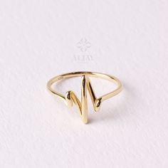 The 14K Gold Heartbeat Ring is a beautiful and unique piece of jewelry that is perfect for any special occasion. This Love Forever Ring features a lifeline pulse design, with a minimalist heartbeat motif that symbolizes the eternal bond of love. This Lifeline Pulse Band Ring is made of 14K gold, making it a high-quality and durable choice for a special gift. This Heartbeat Gold Ring would make a wonderful gift for Christmas, Father's Day, Mother's Day, Valentine's Day, an anniversary, or a birth Heartbeat Ring, Heart Beat Ring, Forever Ring, Forever Rings, Gold Armband, Gold Anklet, Ring Minimalist, String Bracelet, Gold Wedding Band