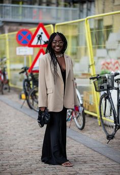 Oversize Blazer Outfit, Oversized Blazer Outfit, Copenhagen Fashion Week Street Style, Flowy Jumpsuit, Ankle Boots Dress, Timeless Outfits, Copenhagen Fashion, Copenhagen Style, Copenhagen Fashion Week