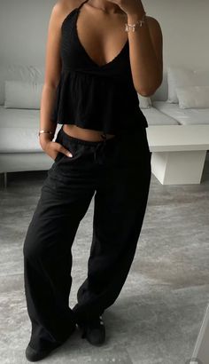 Black Top Black Pants Outfit, Clubbing Outfits Pants, Black Pantalon Outfit, Black Linen Pants Outfit, Ocean Tropical, Black Linen Pants, Clubbing Outfits, Smart Outfit, Summer Nature