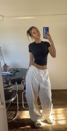 Cargo Pants Tiny Top Outfit, Local European Cargo Pants, Masc Meets Fem Outfits, Alex Earle Outfit, Fit Inspo Baggy Clothes Summer, Baggy Pants Tiny Top Outfit, Summer Cargo Outfits, Low Waisted Cargo Pants Outfit, Ballon Pants Outfit