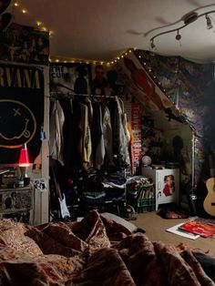 Minecraft Shared Bedroom Ideas, 2000s Older Brother Core Room, Grunge Bedrooms, Punk Room, Grunge Bedroom, Cool Room Decor, Chill Room, Retro Room, Bedroom Setup