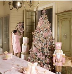 Pink Victorian Christmas Tree, Pink Glam Christmas Tree, Pink Christmas Decorations Bedroom, Pink Christmas Bedroom, Pink Christmas Table, Pink Christmas Tree Decorations, Dress Form Christmas Tree, Vintage Pink Christmas, Pink Christmas Decor