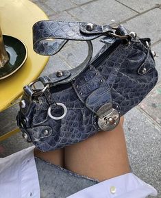 Minimalistic Style, Guess Bags, Mode Inspo, Mode Inspiration, Balenciaga City Bag, Vintage Bags