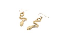 Nuestros aretes colgantes Serpentina Gold Snake están esculpidos a mano para formar una figura sinuosa y cautivadora, que se abre paso desde la oreja como el sinuoso camino de una serpiente. Estos aretes son livianos y tienen un gran movimiento, lo que los convierte en una declaración de belleza encantadora, que simboliza el renacimiento y la transformación.



 El amuleto de serpiente hecho a mano, fundido en latón reciclado o plata de ley, mide 1,5" de largo

 Colgado en ganchos rellenos de oro de 14k o ganchos de plata de ley.

 Puedes completar el conjunto con otras piezas cautivadoras de nuestra colección Serpent. Handmade Elegant Snake Earrings, Elegant Handmade Snake Earrings, Elegant Snake Shape Earrings With Ear Wire, Winding Path, Leg Bag, Gold Snake, Scarf Jewelry, Earring Necklace, Ring Necklace