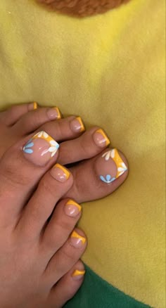 Pretty Toe Nails Pedicures, Pedicure Ideas Designs, Color French Tip Toes, Yellow Toe Nails, Pedicure Nail Designs