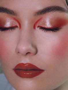 glitter eye makeup with red lips Maquillage On Fleek, Red Eye Makeup, Red Eyeshadow, Red Makeup, Dope Makeup, Gold Makeup, Make Up Inspo, Eye Makeup Art, Makeup Pictures