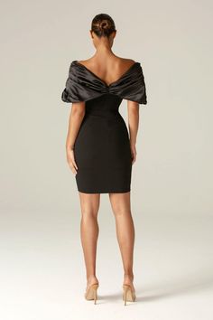 Black Showstopper Dress, Luxury Black Party Dresses, Luxury Glamorous Bodycon Dress, Luxury Black Dress For Layering, Luxury Black Dress With Structured Boning, Luxury Bodycon Elastane Dress, Cocktail Dress With Headband 2022, Luxury Black Glamorous Bodycon Dress, Luxury Bodycon Dress With Boning