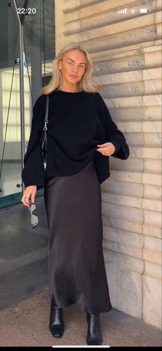 black leggings outfit fall, fall pinterest outfits, sweater dress with boots, winter outfits, monochrome outfit Elegantes Party Outfit, Silk Skirt Outfit, Satin Skirt Outfit, Black Silk Skirt, Black Skirt Outfits, Maxi Skirt Outfits, Rock Outfit