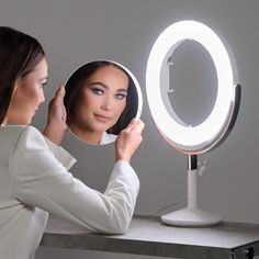 The first all-in-one makeup mirror and ring light that mimics daylight. Mario Dedivanovic, Morning Makeup, Mua Makeup, Beauty Mirror, Glow Effect, Makeup Mirrors, Cool Mirrors, Celebrity Makeup Artist, Light Makeup