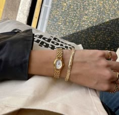 Gold Watches For Women, Gold Watches, Bracelet Wrist, Watch Luxury, Watches For Women, Dope Jewelry, Classy Jewelry, Jewelry Essentials, Vintage Bracelet