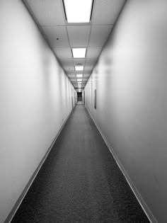 an empty hallway with no people in it