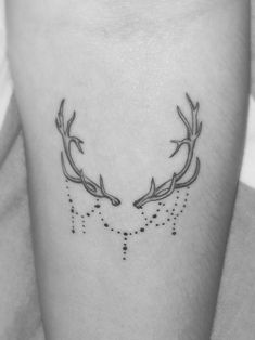 a black and white photo of a deer's antlers on the right thigh