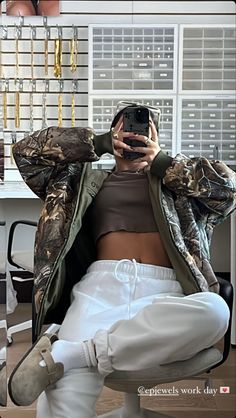 Cold Movie Night Outfit, Fall Camo Outfits, Womens Winter Streetwear Fashion, 26 Degree Weather Outfit, Fall Evening Outfit Casual, Fall Lazy Outfits For School, Camo Streetwear Outfit, Camo Jacket Outfit Aesthetic