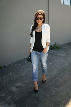 White Blazer, Black Tee/Tanks, Jeans, and Turquoise Accessories White Blazer Outfits, Over 40 Outfits, Outfit Elegantes, Blazer Jeans, Mode Casual, Spring Outfits Women, Blazer With Jeans