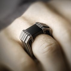 Anillo de brutalismo cibernético para hombre con ónix negro, inspirado en el diseño de vanguardia de las películas de ciencia ficción, anillo de brutalismo cibernético único con forma geométrica precisa, anillo de brutalismo cibernético con bordes nítidos, acabado oxidado y hecho a mano, anillo de brutalismo cibernético geométrico con un toque distópico, tecnología del autor, personalización posible, envío gratuito a todo el mundo Modernist Black Signet Ring With Polished Finish, Black Brutalist Sterling Silver Jewelry, Black Jewelry With Custom Hardware As Gift, Custom Black Jewelry With Hardware For Gift, Black Brutalist Jewelry As A Gift, Jewellery Catalogue, Jewelry Catalog, Sci Fi Movies, Ring For Men