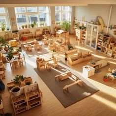 Montessori-Inspired Toddler Room Decor Montessori Set Up Classroom, Montessori Daycare Design, Montessori Nursery School, Montessori Centers Preschool, Preschool Classroom Set Up Layout Decorating Ideas, Montisorri Preschool Ideas, Montesorri Kindergarten, Montessori Home Daycare, Montessori Classroom Design