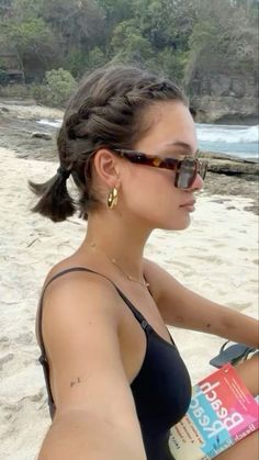 Hair Styles For Medium Fine Hair, Short Hair With Outfits, Cute Hair Inspo For Short Hair, Short Festival Hair Bob Hairstyles, Summer Short Hair Hairstyles, Short Hair Beach Outfit, Short Hairstyle Women No Heat, Summer Outfits For Short Hair, Medium Clip Hairstyles