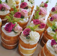 there are many small cakes with flowers on them