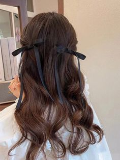 Blanco  Collar   Liso  Embellished Douyin Bow Hairstyle, Hairstyle With Accessory, Bow Accessories Hair, Black Ribbon In Hair, Two Bows In Hair, Bows And Ribbons, 2 Bows Hairstyle, Black Ribbon Hairstyles, Hair Styles With Bows Women