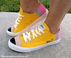 Pencil Shoes, Preschool Teacher Outfits, Painting Teacher, Classroom Idea, White Canvas Shoes, Diy Sneakers, Diy Pencil