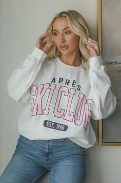 Stay extra cozy during cold weather with this Apres Ski Club Sweatshirt. Designed with a pink APRES SKI CLUB graphic and laid-back, oversized fit, this classic crew neck sweatshirt provides warmth and comfort without sacrificing style. Perfect for lounging or your next ski trip. "Apres Ski Club" Graphic long sleeve crew neck relaxed fit 50% cotton 50% polyester machine wash cold model is wearing a s/m Cardigan Outfit Fall Casual, Long Cardigan Outfit Fall, Cardigan Outfit Fall, Long Cardigan Outfit, Ski Sweatshirt, Fashion Trends Fall, Fall 2024 Fashion, Ski Club, Women Ski