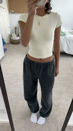 Trendy Fits 2024, Clean Comfy Outfits, Basic Athletic Outfits, School Outfit Sweatpants, School Outfits Pants, Dark Clean Girl Aesthetic Outfits, Stocklom Girl, Shirt And Sweatpants Outfit, Clean Girl Style Outfits