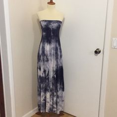 This Is A Brand New Love Tanjane Maxi Skirt. Has A Large Fold Over Waistband So It Can Double As A Strapless Dress. Soft And Stretchy Material With Intentionally Raw Edges. Measures 15.75 Inches Across The Waist, Is 54 In Total Length, And The Waistband Is 7.5 Inches. Made In Southern California And Hand Dyed In Ojai. Price Is Firm. Thanks For Looking. New Love, Fold Over, Southern California, Stretchy Material, Hand Dyeing, Maxi Skirt, Strapless Dress, White And Black, Dye