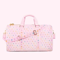 An easy choice for a weekender bag, our Duffle comfortably holds all of your getaway essentials—like packing cubes, a sweatshirt & Pouches—while still fitting under the seat of most airplanes.   *Please note our duffle bags have a 30 pound weight limit Preppy Collage, Xmas List Ideas, Preppy Essentials, Airplane Seats, Hello Kitty Shop, Pink Bags, Large Pouch, Embroidery Bags, Xmas List