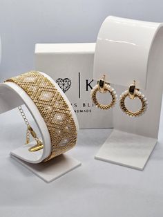 Handmade set of beaded bracelet and earrings made of Japanese 24K gold-plated Miyuki Delica beads. 🎁A great gift for any holiday, for yourself or a loved one. 💎Miyuki Delica are high quality Japanese glass beads that have proven themselves among professionals all over the world.These are very small beads of high quality and durable to use. 📏Bracelet lenght 14 cm/5.5 in 📏Bracelet width 2.5 cm/2in 📏Earrings length 3.5 cm/2in 📏Chain length 5 cm/1.9 in 🪡Approximately 6 hours of work and 2500 beads 🫧Care recommendations: Remember, pearls are made of glass, so it is better not to drop them. Although the metal parts of jewelry are made of stainless steel,I do not recommend bathing/swimming in them. Anyway, be gentle, as with any other jewelry and enjoy 📦Delivery, if the goods are availab