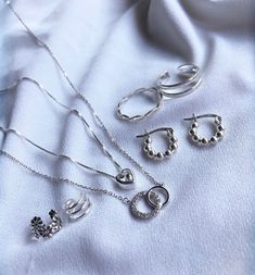 Prata Aesthetic, Silver Jewellery Aesthetic, Aretes Aesthetic, Silver Jewelry Aesthetic, Jewellery Photography Inspiration, Digital Vision Board, Instagram Jewelry, Jewelry Picture, Jewelry Photography