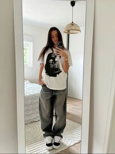 Streetwear Outfit Baggy, Streetwear Girls Outfit, Outfits Inspo Streetwear, Streetwear Fashion Women Baggy, Outfit Tee Shirt Oversize, Women’s Outfit Inspo Streetwear, Back To School Streetwear Outfits, Streetwear Women Aesthetic, T Shirts Streetwear