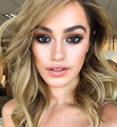 round face forehead big hairstyle fashionable hair women Fringe Ideas, Hair For Round Face, Wedding Hairstyles For Women, Easy Professional Hairstyles, Hair For Round Face Shape, Light Strawberry Blonde, Texas Hair, Strawberry Blonde Hair Color, Skin And Makeup