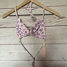 Brand New With Tags Chloe Rose Bikini Top Tie Neck Tie Back Scalloped Edges Pink With White Seahshell Print Ruched Bottom Size: Medium Color: Pink/White Navy Blue Bikinis, Chloe Rose, Floral Bathing Suits, Triangle Swimsuit, Acacia Swimwear, Pink Swimsuit, Swimsuits High Waisted, Bralette Tops, Scalloped Edges