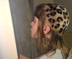 shaved head with long bangs and feathers in the back Leopard Print Hair Shaved, Leopard Print Buzzcut, Shaved Head With Bangs, Chelsea Haircut Punk, Triangle Bangs, Balding Long Hair, Raccoon Tail Hair, Cheetah Print Hair, Animal Print Hair