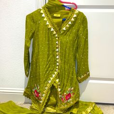 In Good Condition. From Ansab Jahangir Mommy And Me Eid Collection. Size Small. I Also Have A Mini Version In Size 3t Posted. Measurements 16 Inches From The V Neck To The Bottom Opening. And 32 Inches From Top To The Bottom Corner Cut The Back Is 34 Inches Long Fitted Green Palazzo Set For Designer Wear, Festive Pista Green Lawn Suit With Cutdana, Festive Fitted Palazzo Set With Dabka, Traditional Fitted Green Palazzo Set, Green Lawn Suit With Cutdana In Traditional Drape, Green Fitted Traditional Palazzo Set, Fitted Green Sharara For Transitional Season, Fitted Green Kurta With Cutdana, Fitted Green Kurta With Cutdana Detail