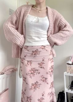 Soft Comfy Aesthetic, Croquette Style Aesthetic, Vintage Girly Outfits Aesthetic, School Outfit Ideas Aesthetic, Feminine Cozy Outfit, Dr Appointment Outfit Summer, Loose Feminine Outfits, Dresses With Cardigan Outfit, Basic Feminine Outfits