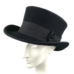 Edwardian top hat. You can make your hat with your favorite color by choosing it from my Wool felt color card. Made with short crown and embellished with a 50 millimeters wide grosgrain ribbon. Edwardian top hat ideal for everyday and special ocasions such as weddings, cocktails or parties. For man and woman.Measurements in centimeters are 32 x 27. Crown height 11. Brim length 6. These measurements may have some slight variation depending on the size of the hat.The end of the brim is reinforced Black Fitted Flat Cap Felt Hat, Classic Black Flat Cap Felt Hat, Retro Fitted Brimmed Felt Hat, Fitted Cloche Hat With Curved Brim, Vintage Solid Felt Hat For Winter, Classic Winter Cloche Hat, Classic Mini Hats With Curved Brim For Winter, Classic Fitted Cloche Hat With Short Brim, Vintage Brimmed Cloche Hat For Winter