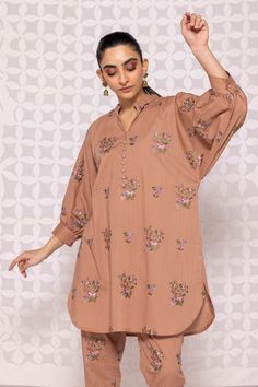 Loan Dress Design For Eid, Loan Shirts Designs Pakistani, Printed Lawn Dress Design Ideas 2024, Same Print Kurta And Pants, Casual Eid Outfits, Printed Kurti Designs Latest, Pakistani Kurti Designs Casual Summer, Lawn Dress Design Ideas 2024, Fancy Kurti Designs Latest