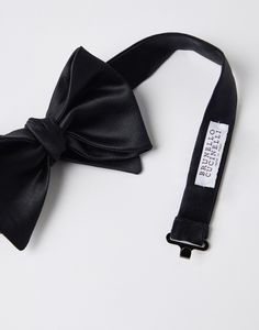 Cotton and silk satin bow tie An essential accessory for evening events, the cotton and silk satin bow tie completes tuxedos with classic flair. This accessory, which must be tied, is adjustable thanks to a convenient hook-and-loop closure behind the neck. Pre-tied Satin Bow For Black Tie Events, Classic Pre-tied Satin Bow Tie, Formal Silk Decorative Bow, Classic Satin Tie With Satin Bow, Silk Evening Bow With Decorative Detail, Satin Bow For Black-tie Events, Classic Pre-tied Satin Bow, Classic Pre-tied Decorative Bow, Satin Bow With Bow Tie Back For Black-tie Events