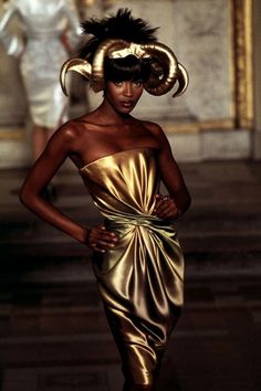 Philip Treacy, Moda Paris, Couture Mode, Cat Walk, Naomi Campbell, Inspiration Mode, Gold Dress, Gold Fashion, Fashion History