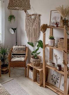 This is an organically lit little nook in the corner of a room where vibrant plants are growing Macrame Home Decor, Boho Styl, Neutral Boho, Cozy Room Decor, Wall Decor Design, New Place, Styl Boho, Living Room Makeover, Boho Living Room