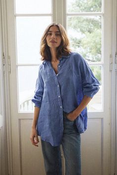 Style // The most beautiful faded yet electric cobalt linen blue Crafted from pure linen for a breathable finish. One size fits most, this is a long sleeve buttoned up shirt that is meant for that perfect oversized fit. Mother of pearl buttons are a beautiful edition to finish off any look, for an easy, breezy finish. Long Oversized Shirt, Style Linen Shirt Women, Loose Fit Shirts For Women, Linen Shirt Style Women, Linen Shirt Women Outfits, How To Style Linen Shirt Women, Linen Shirts Women Outfits Summer, Blue Oversized Shirt Outfit, Blue Linen Shirt Outfit Women