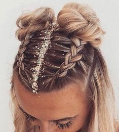 Cheveux en chignon, tresse avec des paillettes Hair style Coiffure de festival Nye Hairstyles, Peinados Fáciles Para Cabello Corto, Holiday Hairstyles, Short Hairstyle, Glitter Hair, Black Braids, Box Braids Hairstyles